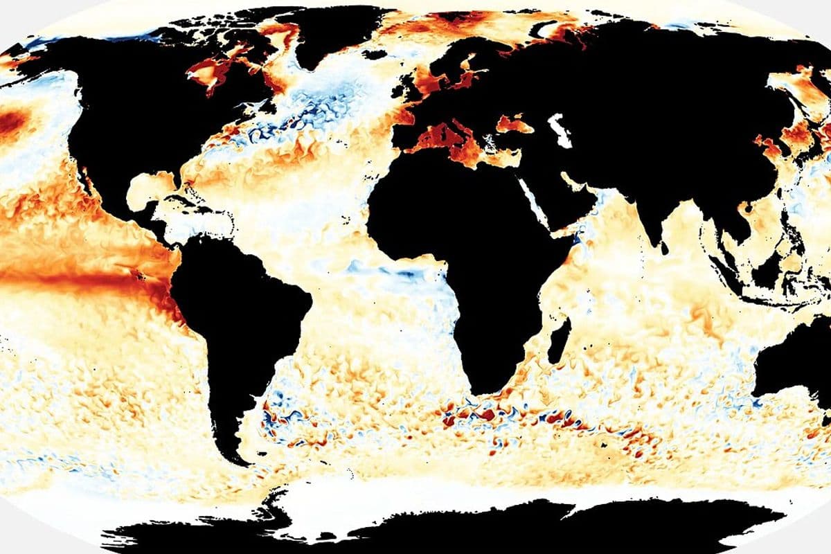 Mapa-múndi da temperatura da superfície do mar, com uma faixa alaranjada de águas mais quentes que o normal no Pacífico equatorial, junto à costa da América do Sul